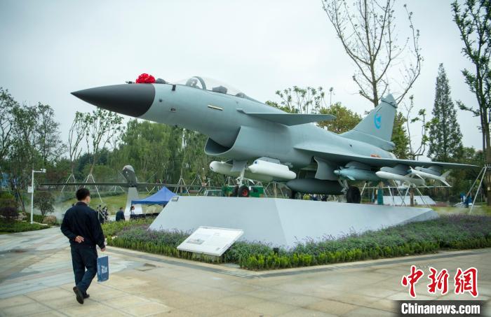 園林式戰(zhàn)斗機博物館內展示的“殲10C”飛機?！⒅铱?攝