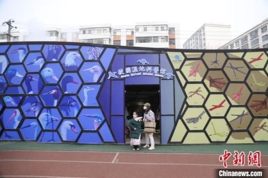 圖為西寧市第一中學(xué)濕地科普宣教館?！±罱瓕?攝