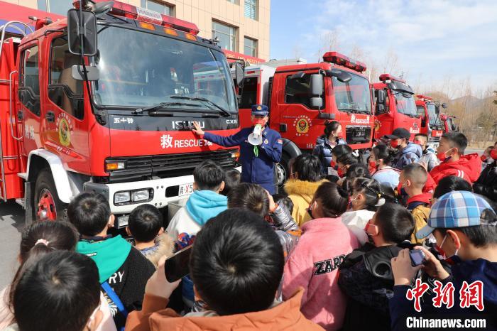 圖為消防員向小朋友們講解消防車?！铨埥?攝