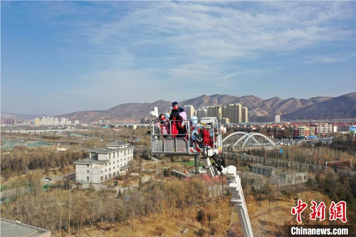 圖為小朋友在消防員的陪同下，體驗78米登高平臺消防車?！铨埥?攝