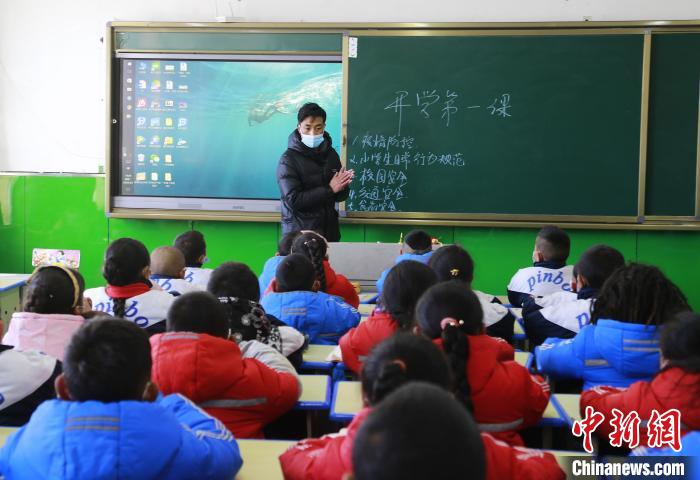 圖為學生正在上課?！●R銘言 攝