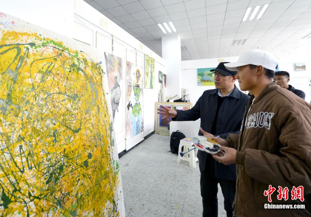 劉洋在課堂上指導(dǎo)學(xué)生繪畫技巧。<a target='_blank' href='/'><p  align=