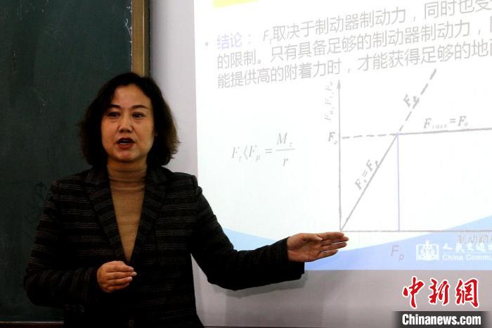 圖為李富香給學(xué)生上理論課。(資料圖) 青海省教育廳供圖