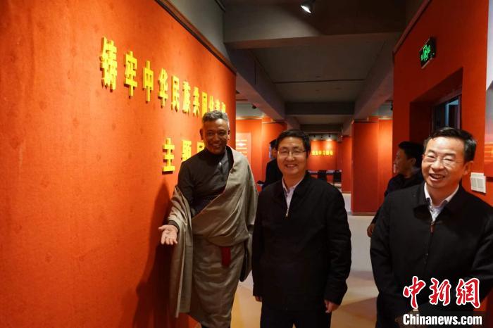 資料圖為參觀鑄牢中華民族共同體意識(shí)主題展?！『F龍 攝