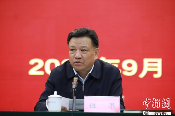 圖為青海省委常委、統(tǒng)戰(zhàn)部部長班果出席會議并講話?！『F龍 攝