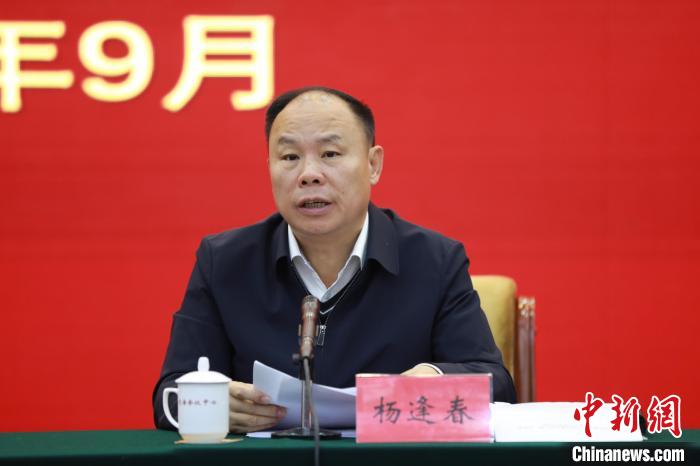 圖為青海省副省長楊逢春主持會議并講話。　胡貴龍 攝