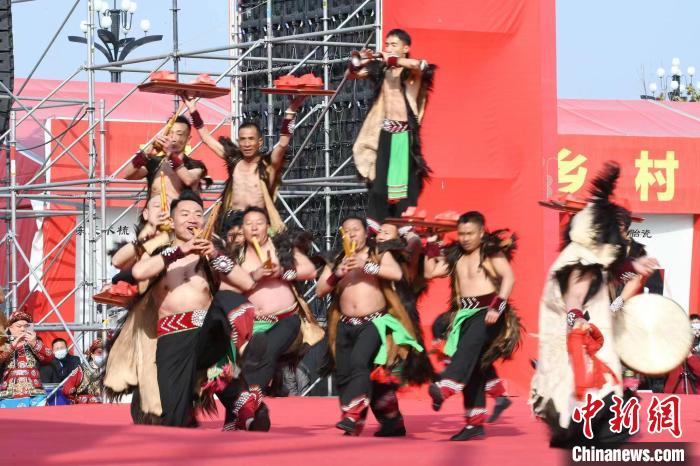 圖為少數(shù)民族舞蹈展演?！×赫赵?攝