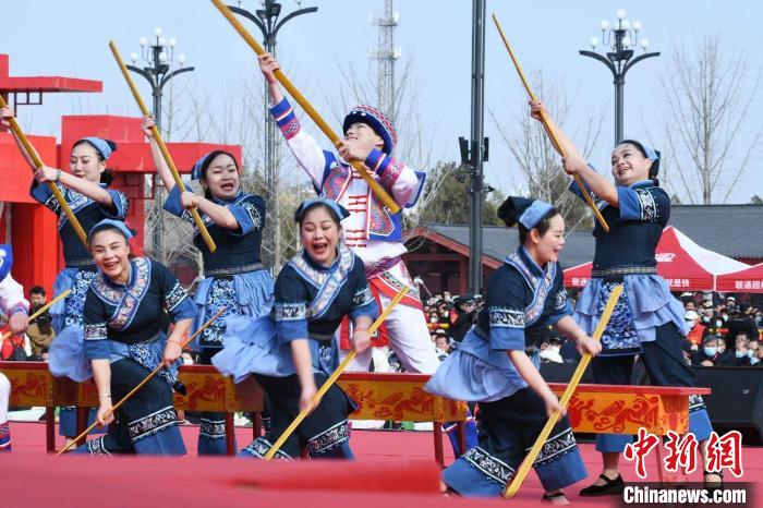 圖為廣西壯族打扁擔(dān)展演?！×赫赵?攝