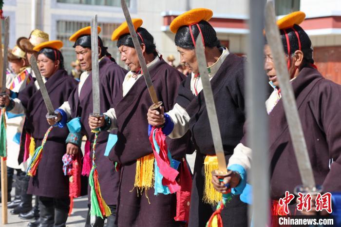 圖為藝人們手持藏刀表演加麻百·甲江?！愔闈扇?攝