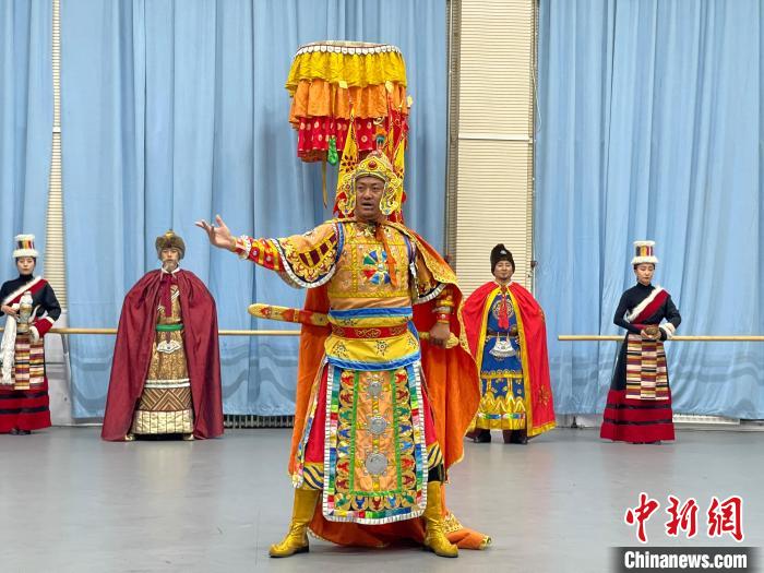 圖為格薩爾劇展演?！∠锴凡抛?供圖