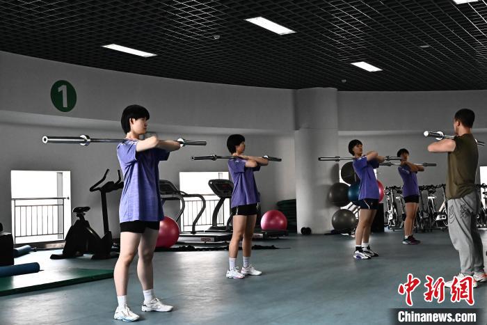 圖為全國青少年女排在天津進行集訓?！√旖蝮w育學院供圖
