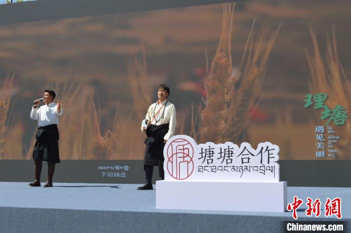 “康巴漢子”現(xiàn)場獻唱?！≈炝杞?攝