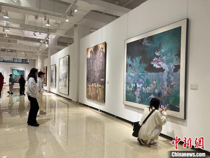 圖為全國青年教師中國畫學(xué)術(shù)邀請展吸引學(xué)生觀展?！＄婌?攝