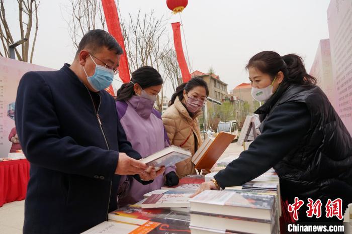 圖為民眾在活動(dòng)現(xiàn)場(chǎng)購(gòu)書(shū)。　馬銘言 攝