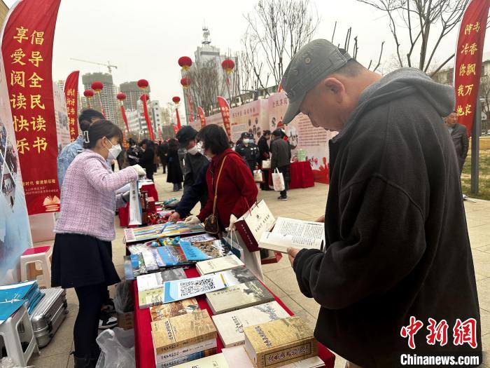 圖為民眾在活動(dòng)現(xiàn)場(chǎng)讀書(shū)、購(gòu)書(shū)。　李雋 攝