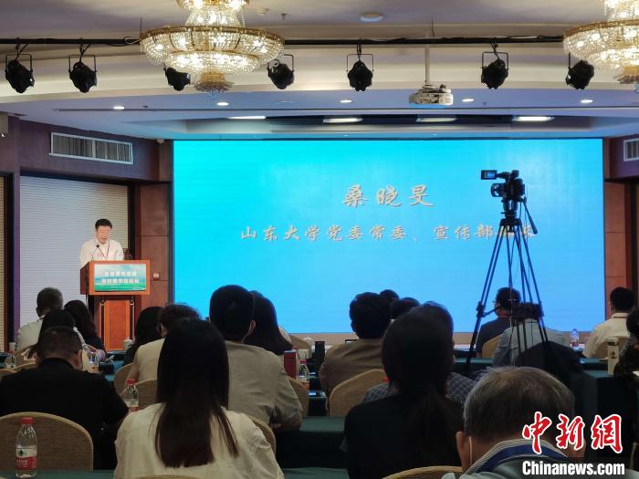 山東大學(xué)黨委常委、宣傳部部長(zhǎng)桑曉旻在現(xiàn)場(chǎng)致辭?！⊥醪赦?攝