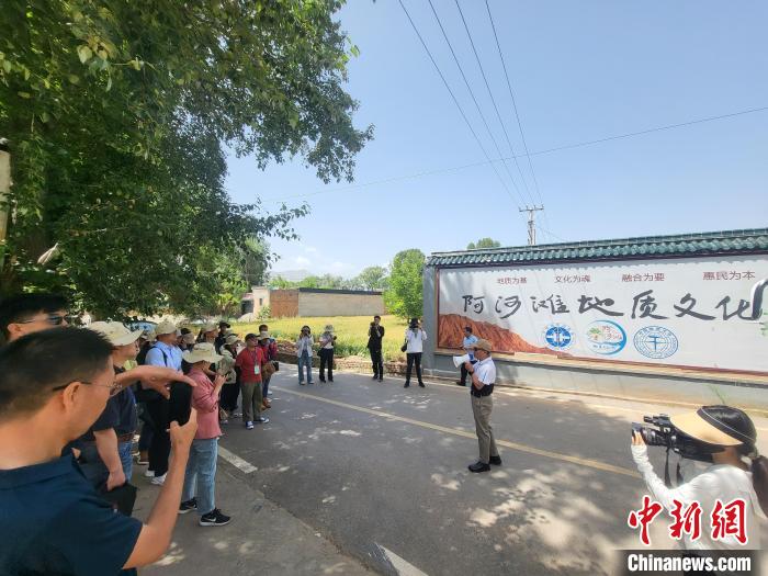 圖為中國(guó)地質(zhì)大學(xué)(北京)教授張緒教介紹村落情況。　胡友軍 攝