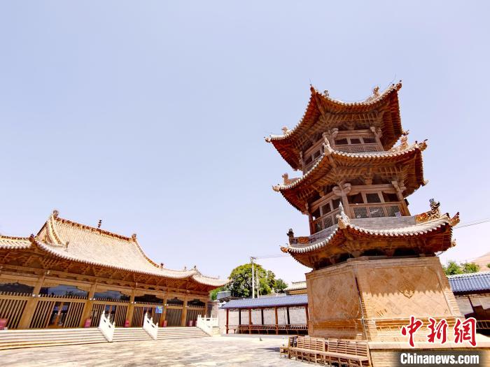 圖為阿河灘清真寺局部?！?zhí)砀?攝