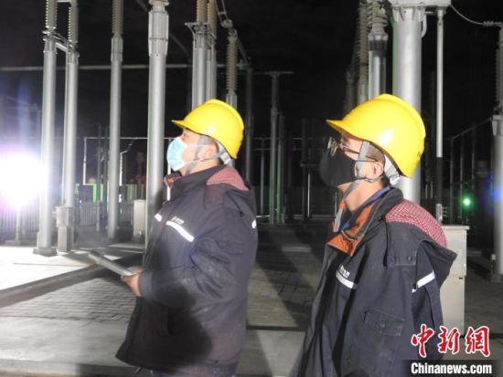 圖為5月10日凌晨，國網(wǎng)青海檢修公司柴達木換流站運維人員在進行柴拉直流系統(tǒng)停電操作?！∫杂?攝