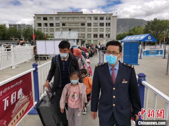圖為拉薩車站工作人員為西藏先心病患兒和陪同人員提供“綠色”接力幫扶，并開通了專門通道，讓他們快速進(jìn)站上車。拉薩車站 供圖