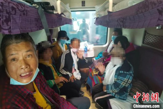 圖為乘坐Z266次列車的西藏先心病患兒和陪同人員。拉薩車站 供圖