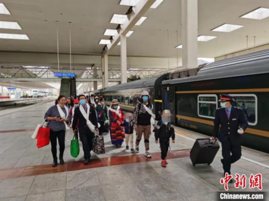 圖為拉薩車站工作人員為西藏先心病患兒和陪同人員提供“綠色”接力幫扶，并開通了專門通道，讓他們快速進站上車。拉薩車站 供圖
