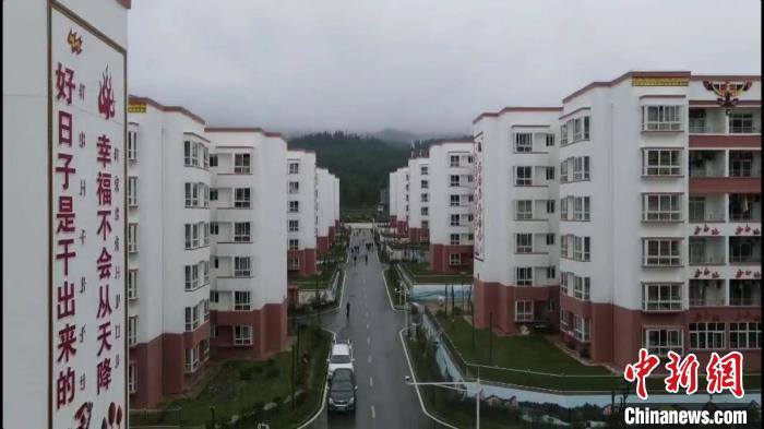 越西縣最大的易地扶貧搬遷安置點——城北感恩社區(qū)。　何浠 攝