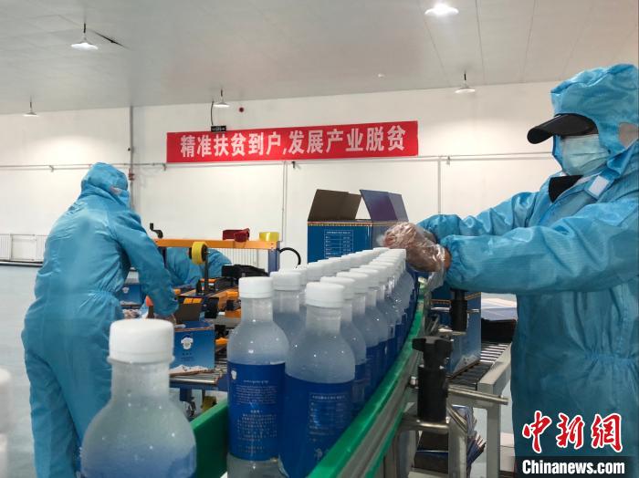 圖為阿里地區(qū)措勤縣某飲用水加工公司，該公司以“基地+公司+貧困民眾”為運(yùn)營(yíng)模式，帶動(dòng)貧困民眾68戶232人?！≈x牧 攝