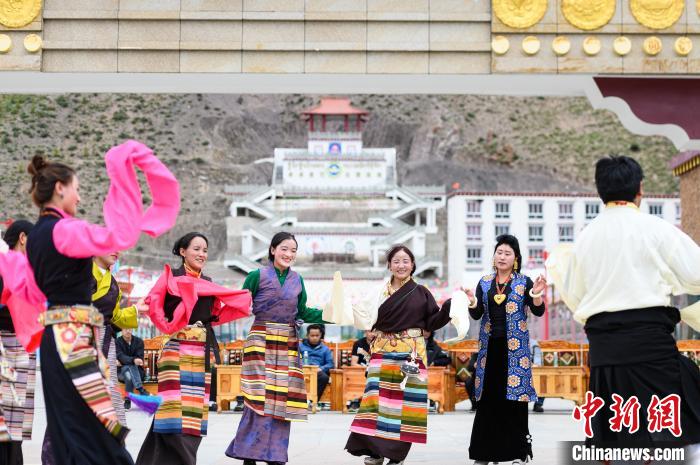 圖為西藏昌都市洛隆縣易地搬遷安置點(diǎn)阿托卡小康示范新村村民載歌載舞慶脫貧(資料圖)。　何蓬磊 攝
