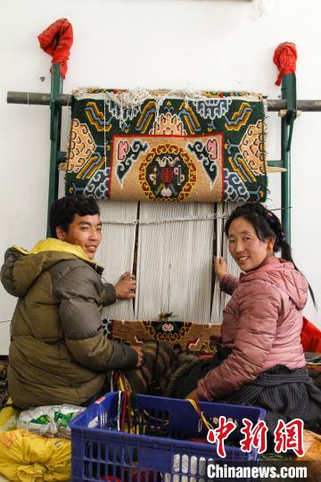 圖為1月15日，在日喀則市謝瑪氆氌農(nóng)村合作社，拉孜村一對夫婦在編織卡墊(資料圖)?！≮w朗 攝