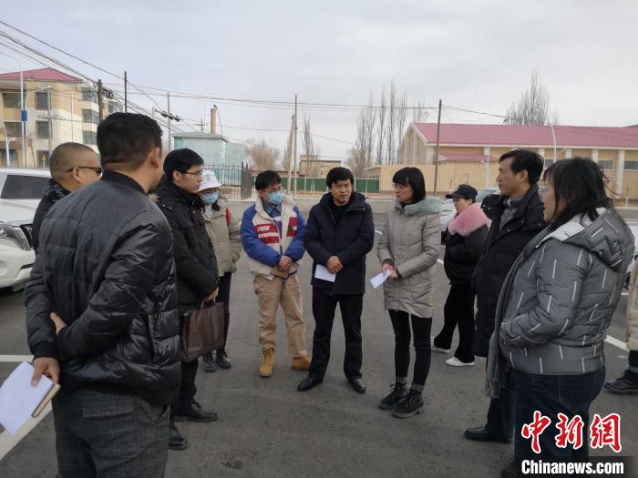 圖為青海大學工作人員正在現(xiàn)場考察該項目進行情況?！±罱瓕?攝