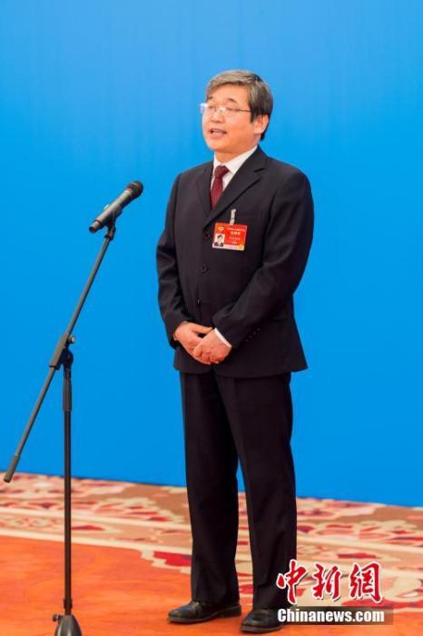 3月10日，全國政協(xié)十三屆四次會議第三場“委員通道”采訪活動在北京人民大會堂新聞發(fā)布廳舉行。圖為全國政協(xié)委員阿拉坦倉通過網(wǎng)絡視頻方式接受媒體采訪。<a target='_blank' ><p  align=
