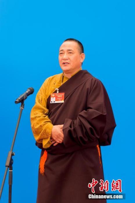3月10日，全國政協(xié)十三屆四次會議第三場“委員通道”采訪活動在北京人民大會堂新聞發(fā)布廳舉行。圖為全國政協(xié)委員洛桑山丹通過網(wǎng)絡視頻方式接受媒體采訪。<a target='_blank' ><p  align=