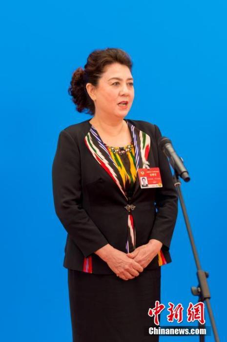 3月10日，全國政協(xié)十三屆四次會議第三場“委員通道”采訪活動在北京人民大會堂新聞發(fā)布廳舉行。圖為全國政協(xié)委員古麗帕麗·阿不都拉通過網(wǎng)絡視頻方式接受媒體采訪。<a target='_blank' ><p  align=