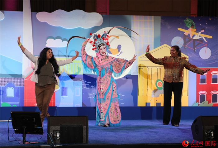 當(dāng)?shù)厝A人京劇社團(tuán)的青年演員現(xiàn)場表演京劇選段，并與現(xiàn)場觀眾近距離互動。人民網(wǎng)記者 李志偉攝