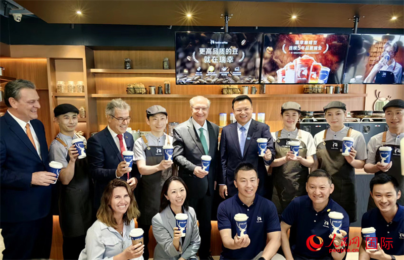巴西副總統(tǒng)阿爾克明在北京某咖啡店推廣巴西咖啡。人民網(wǎng)記者 符園園攝
