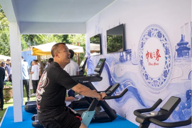 參觀者在智慧體育公園體驗(yàn)動(dòng)感單車。巴黎