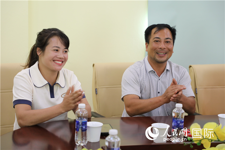 越南沙巴市黃連寄宿制民族小學(xué)老師阮氏秋姮、阮文享。人民網(wǎng)記者簡承淵攝