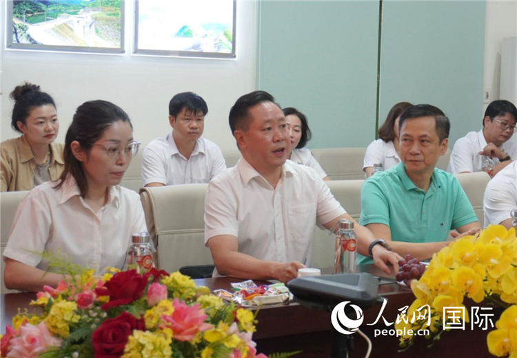 越中電力公司董事長李志雄（前排左二）介紹越南電力情況。葛沙莎攝