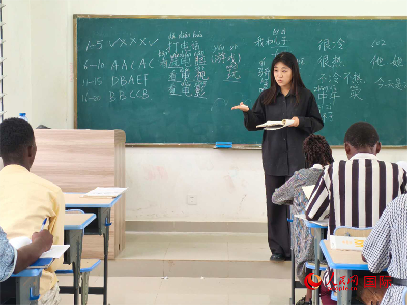 中國老師在給學生們講課。人民網(wǎng)記者 黃培昭攝