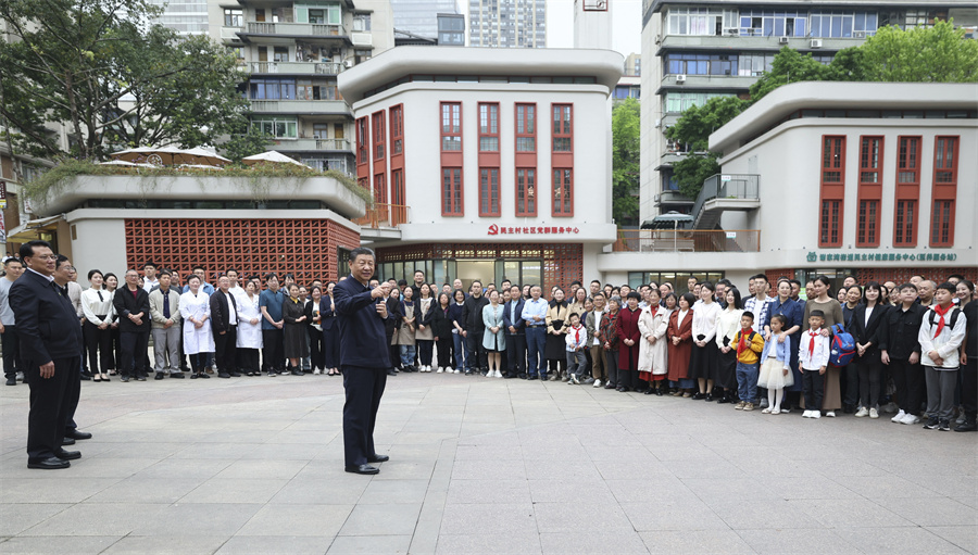 2024年4月22日至24日，中共中央總書記、國家主席、中央軍委主席習(xí)近平在重慶考察。這是22日下午，習(xí)近平在九龍坡區(qū)謝家灣街道民主村社區(qū)考察時(shí)，同社區(qū)居民親切交流。新華社記者 鞠鵬 攝