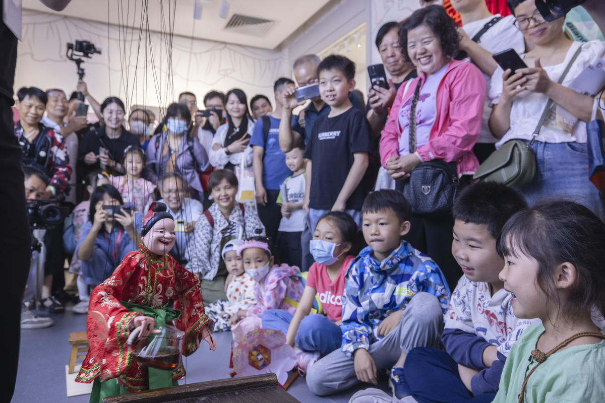 5月1日，廣州市白鵝潭大灣區(qū)藝術(shù)中心非物質(zhì)文化遺產(chǎn)館內(nèi)，精彩的梅縣提線木偶戲表演吸引了眾多游客駐足觀賞。 來(lái)源：人民圖片網(wǎng)