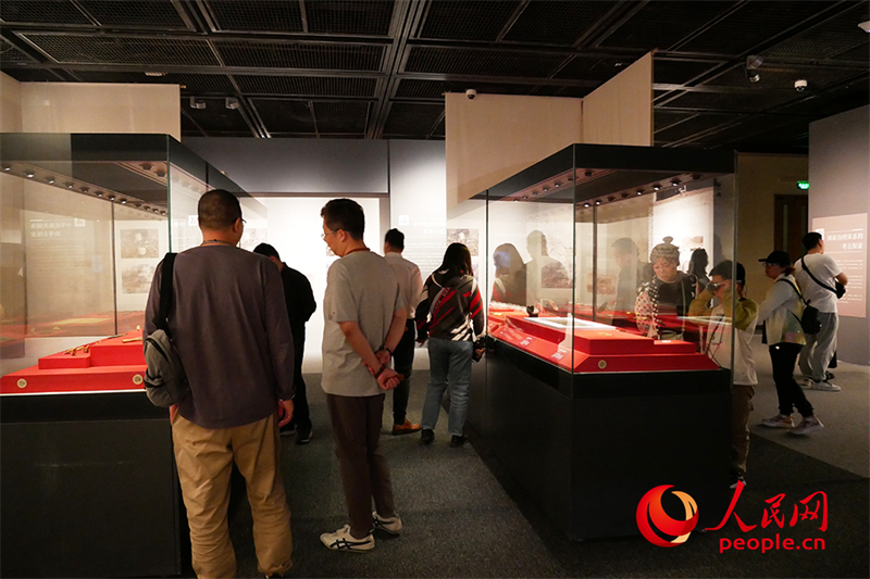 “五一”假期，游客在首都博物館參觀展覽。人民網(wǎng)記者 韋衍行攝