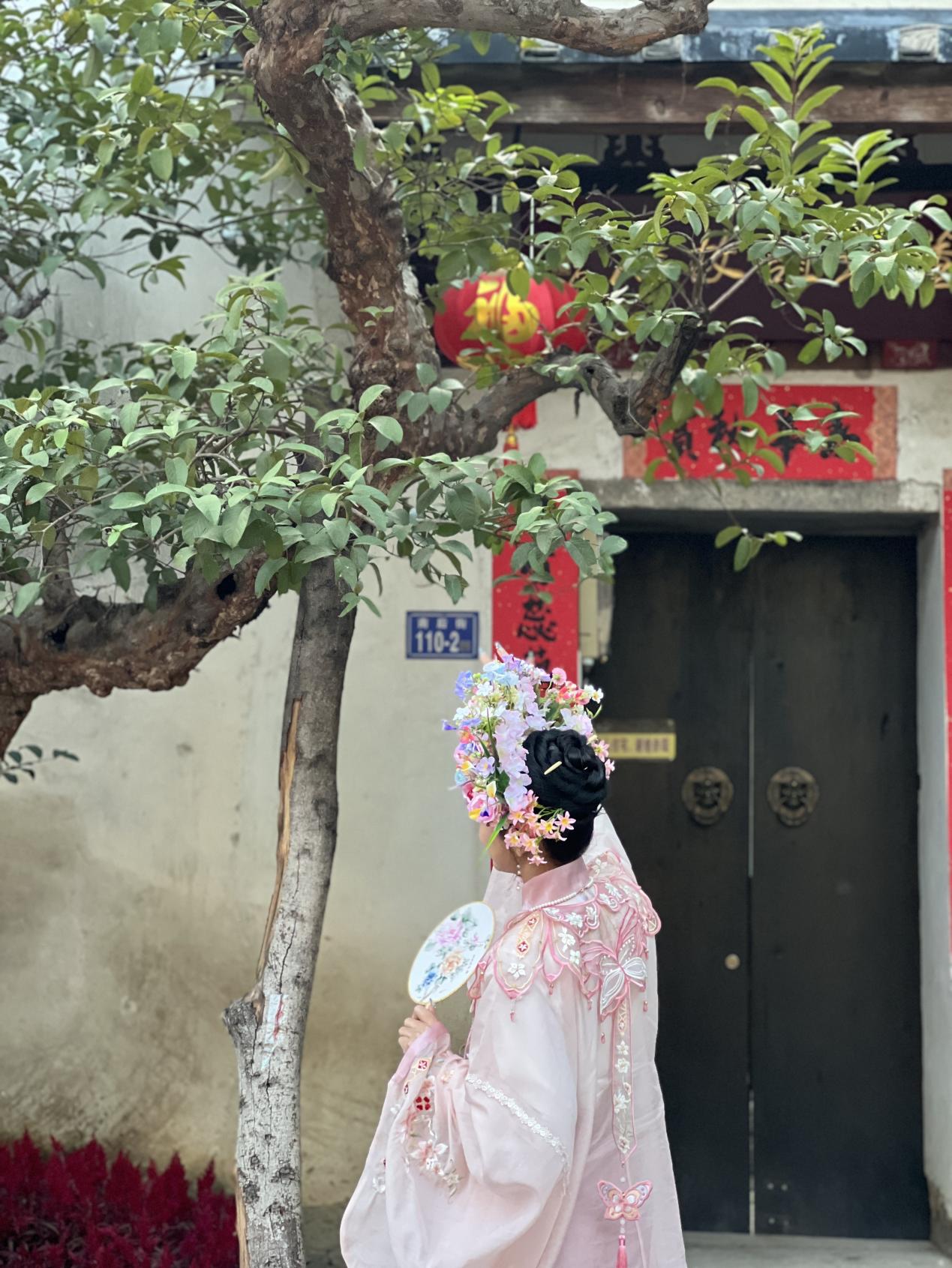 福建泉州，頭戴簪花的游客正拍照留念。人民網(wǎng) 歐陽易佳攝