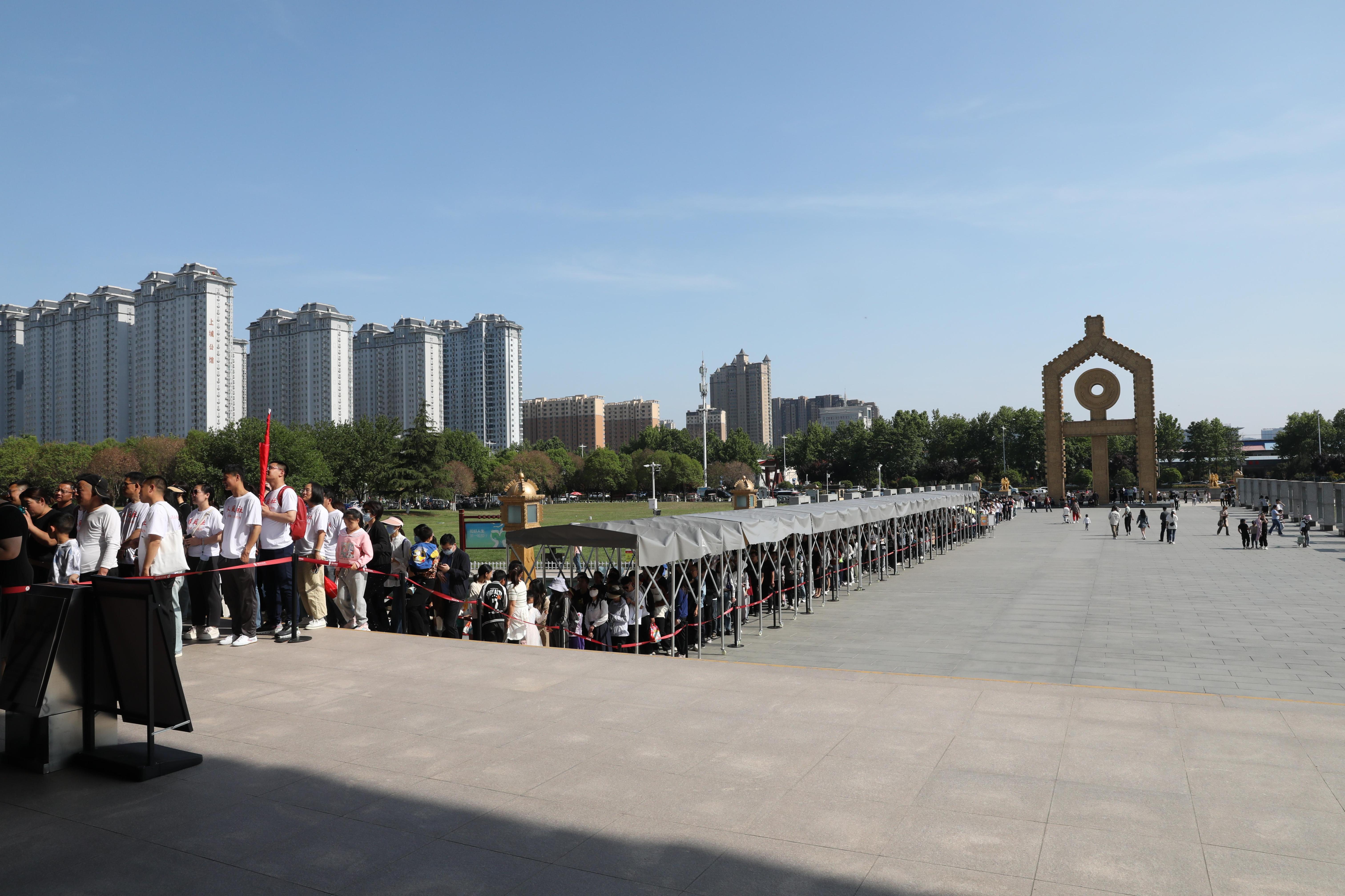 “五一”期間，中國文字博物館外游客有序排隊(duì)。中國文字博物館供圖