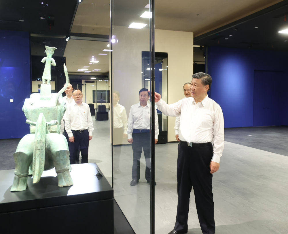2023年7月26日，習(xí)近平總書記在四川省德陽(yáng)市考察了三星堆博物館，了解當(dāng)?shù)貧v史文化遺址發(fā)掘研究、文物保護(hù)修復(fù)等情況。