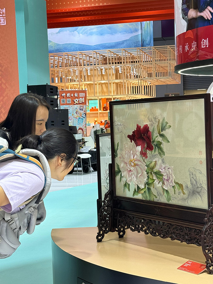 “文創(chuàng)中國”專題展區(qū)。參展觀眾供圖