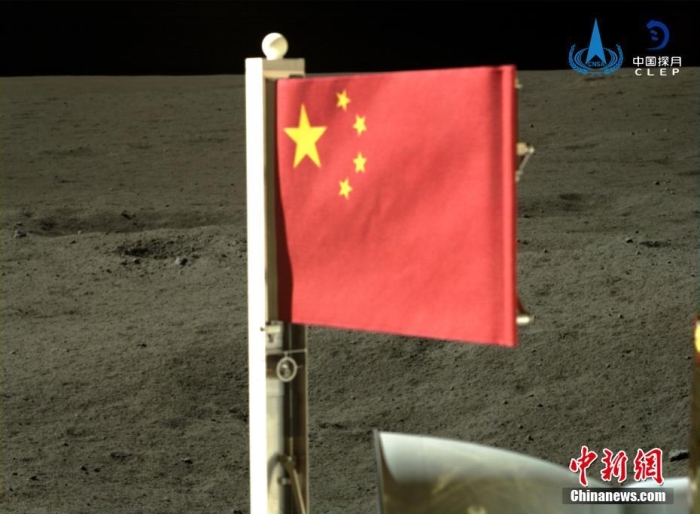 6月4日，中國國家航天局公布了嫦娥六號探測器在月球背面的五星紅旗展示影像。鮮艷的五星紅旗再次閃耀月球，這也是中國首次在月球背面獨立動態(tài)展示國旗。<a target='_blank' href='/'><p  align=