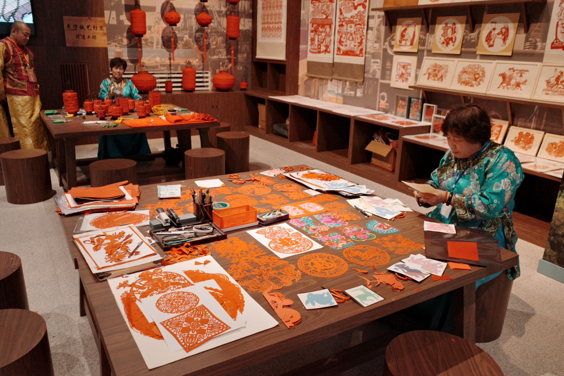“氣象萬(wàn)千——中國(guó)非遺保護(hù)實(shí)踐主題展”上，非遺傳承人現(xiàn)場(chǎng)展示。人民網(wǎng)記者 劉微攝