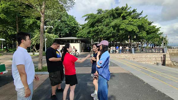 人民網(wǎng)記者采訪紅樹林公園游客。人民網(wǎng)記者 李彤?dāng)z